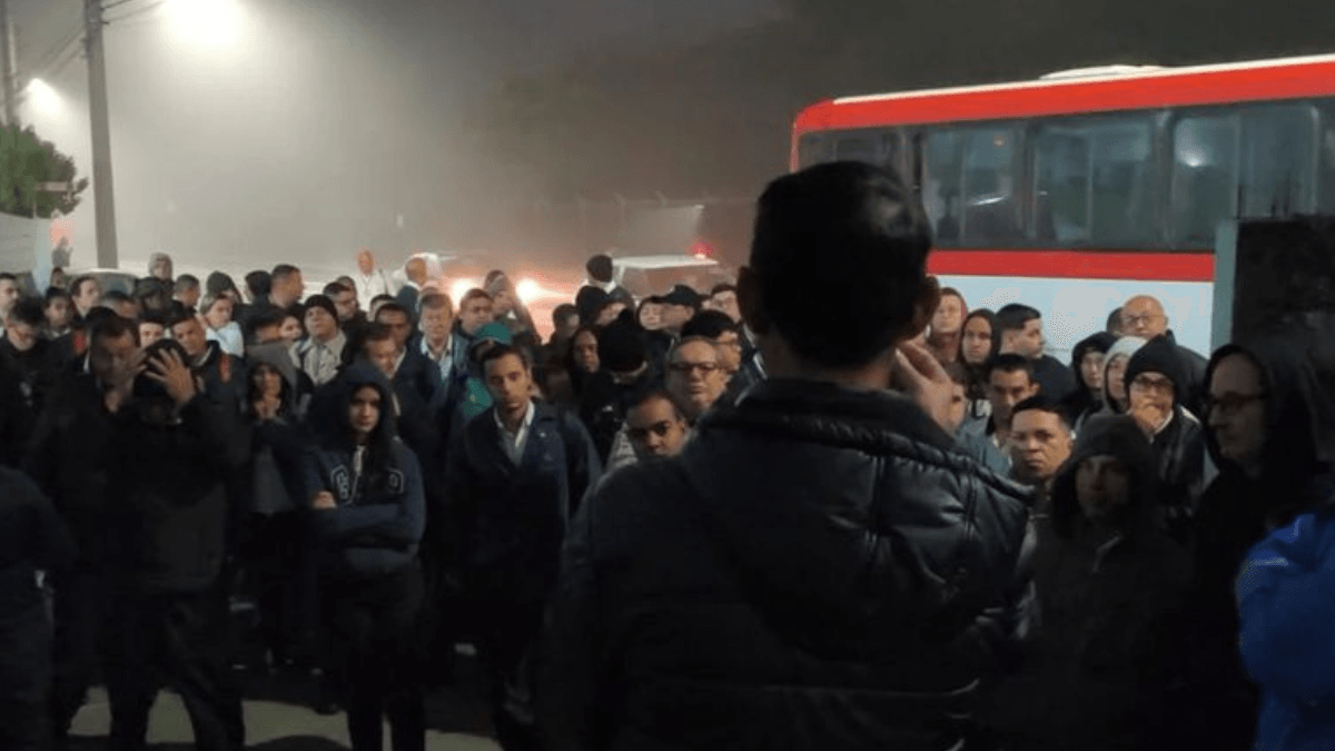 Assembleia do Sindicato dos Condutores causa atraso na saída dos ônibus em São José e Jacareí