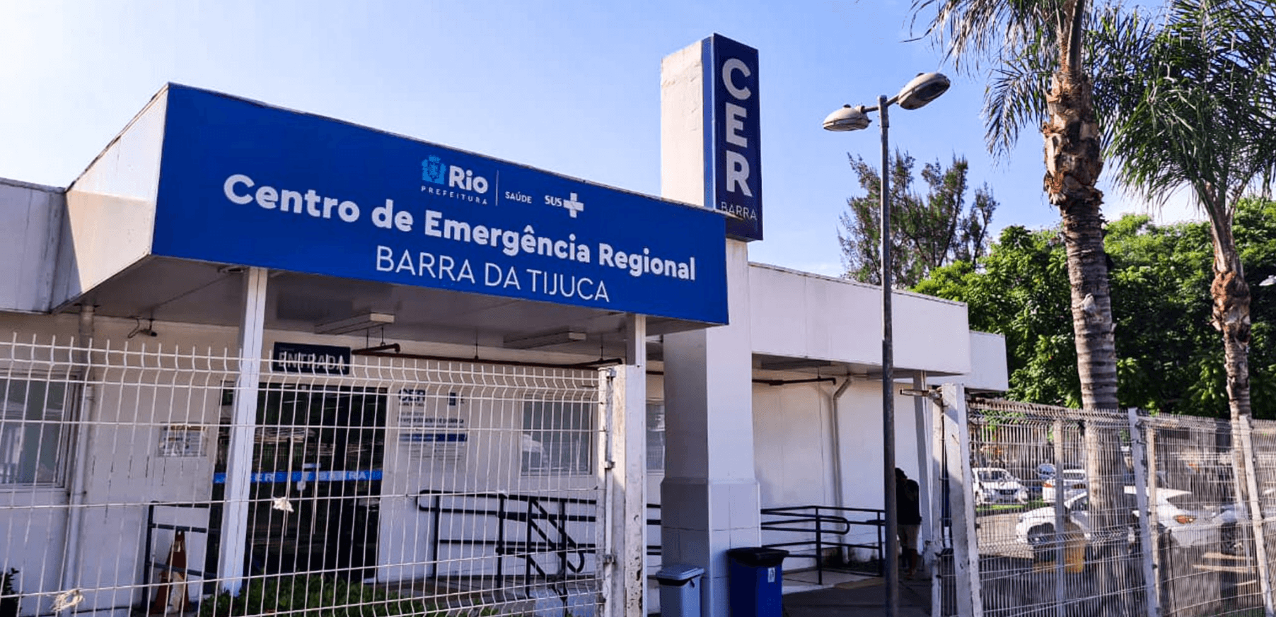 Sem leito no CER Barra, idosa de 67 anos espera atendimento em cadeira de acompanhante