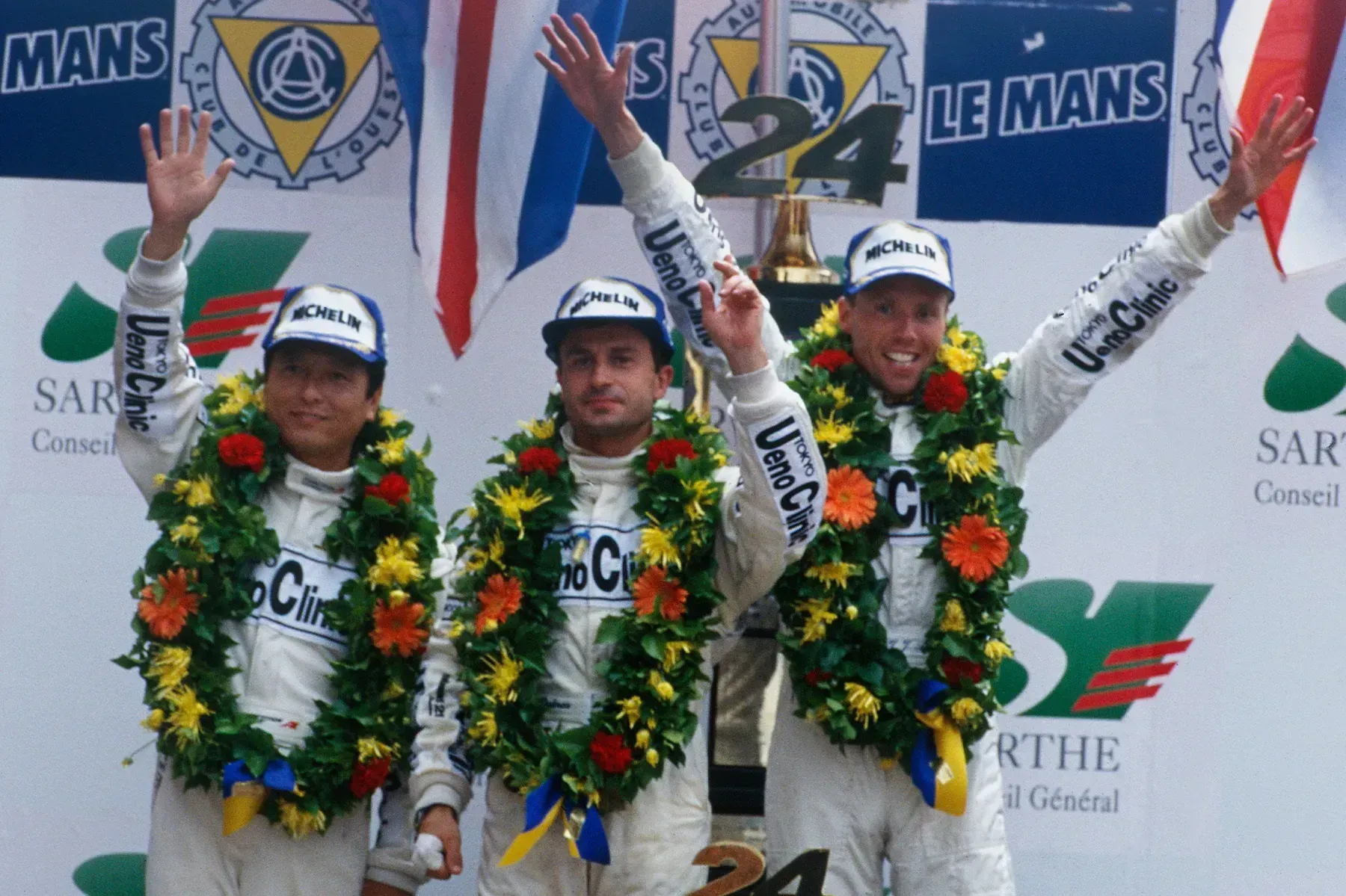 Masanori Sekiya (E), Yannick Dalmas (C) e JJ Lehto (D) no pódio das 24 Horas de Le Mans