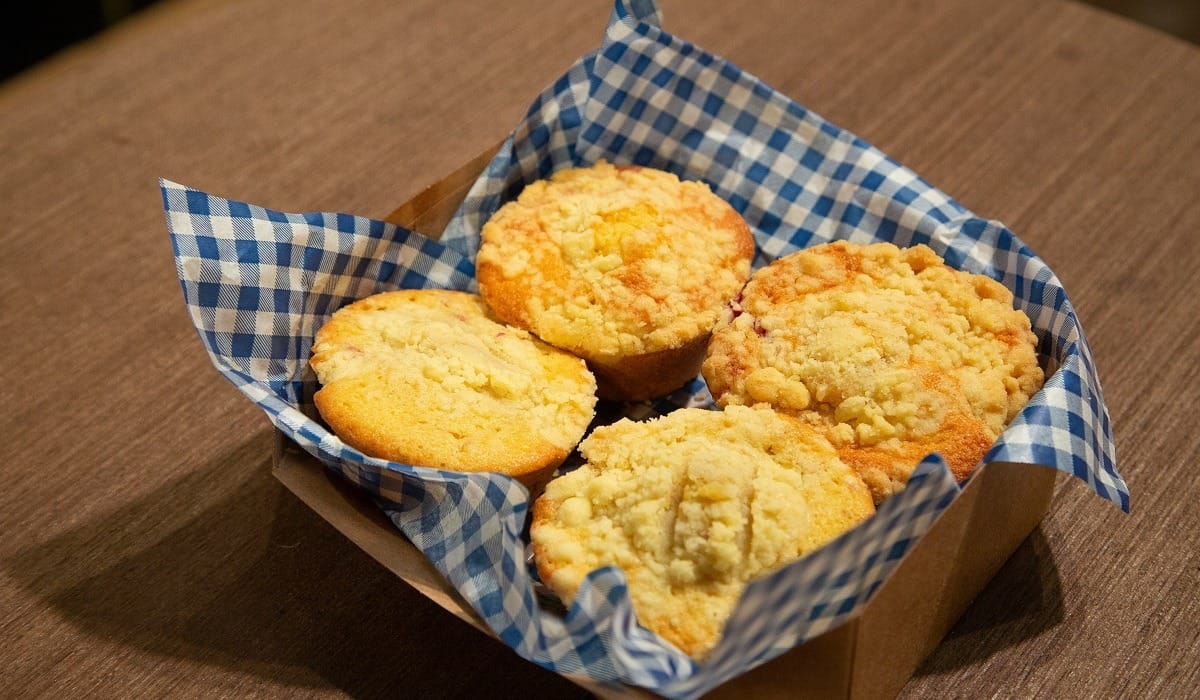 Cupcake de bolo inglês com chocolate branco e framboesa | Band Receitas