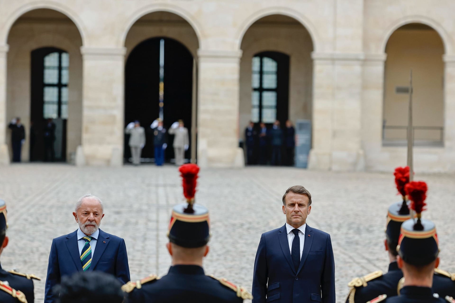 Lula e Macron durante cerimônia oficial de boas-vindas, na Explanada dos Inválidos, em Paris | Ricardo Stuckert/PR