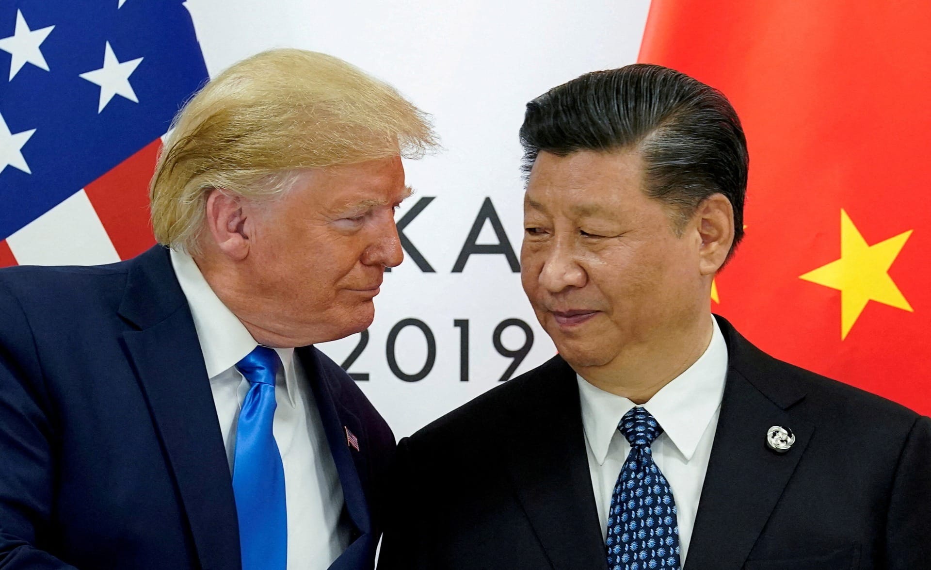 Juliana Rosa: dólar recua após conversa entre Trump e Jinping, mas incerteza preocupa mercado