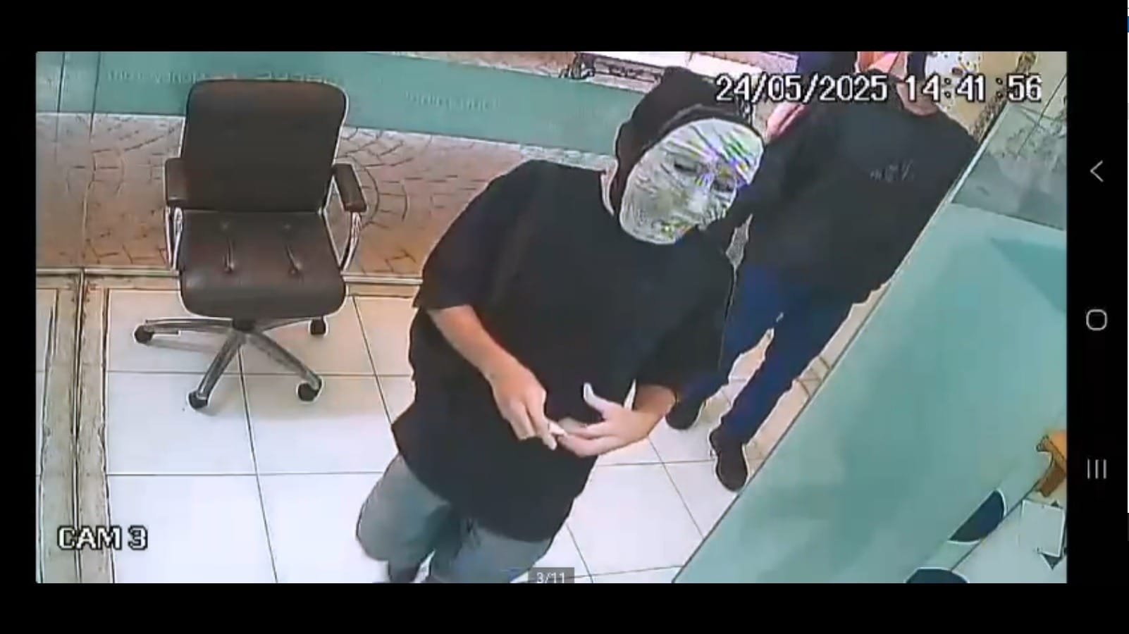 Ex-funcionários de casa de câmbio usam máscaras para roubar mais de R$ 40 mil no RJ