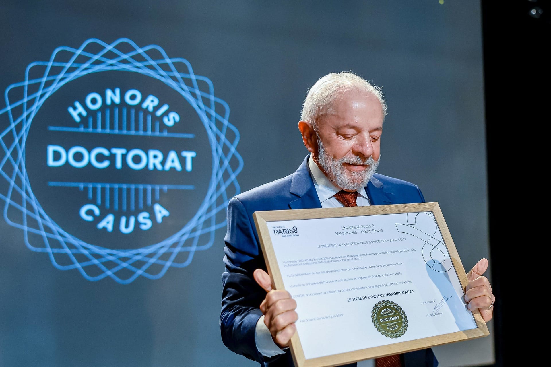 Lula recebe título de honoris causa no último dia de agenda em Paris