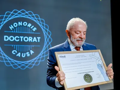 Lula recebe título de honoris causa no último dia de agenda em Paris