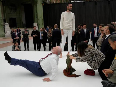 Ao lado de Macron, Lula tenta repetir movimentos de acrobata durante exibição em Paris