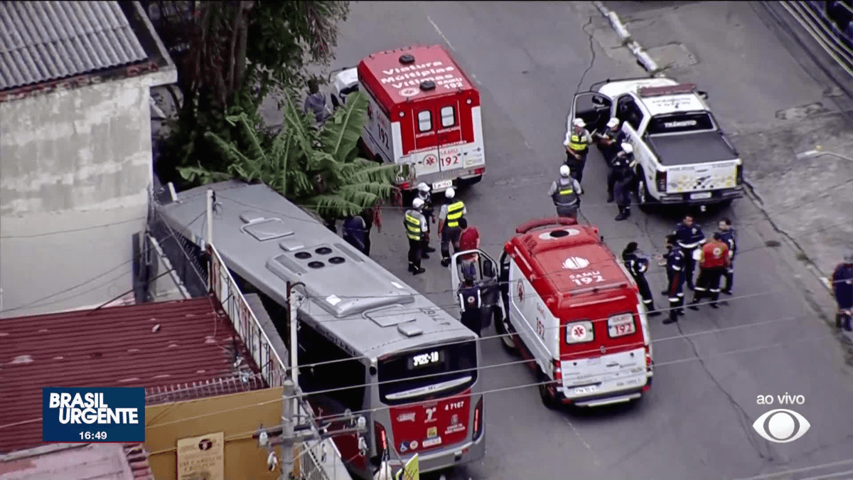 Ônibus invade casa e deixa feridos na zona leste de SP