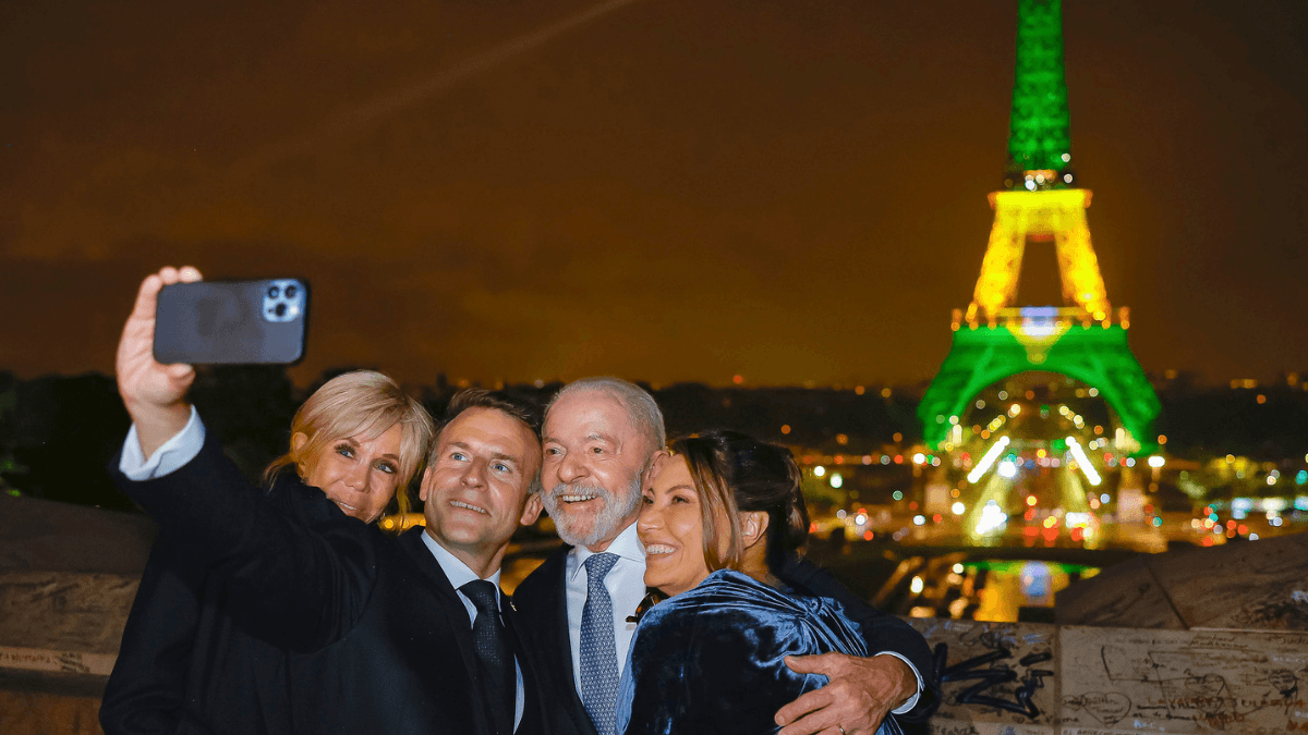 Torre Eiffel é iluminada com as cores da bandeira do Brasil durante visita de Lula a Paris