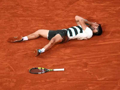 Alcaraz tem virada épica sobre Sinner e é bi em Roland Garros na final mais longa da história