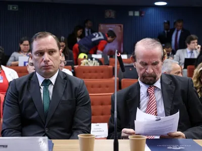 Cid declara que Bolsonaro pressionou para adiar entrega de relatório sobre urnas