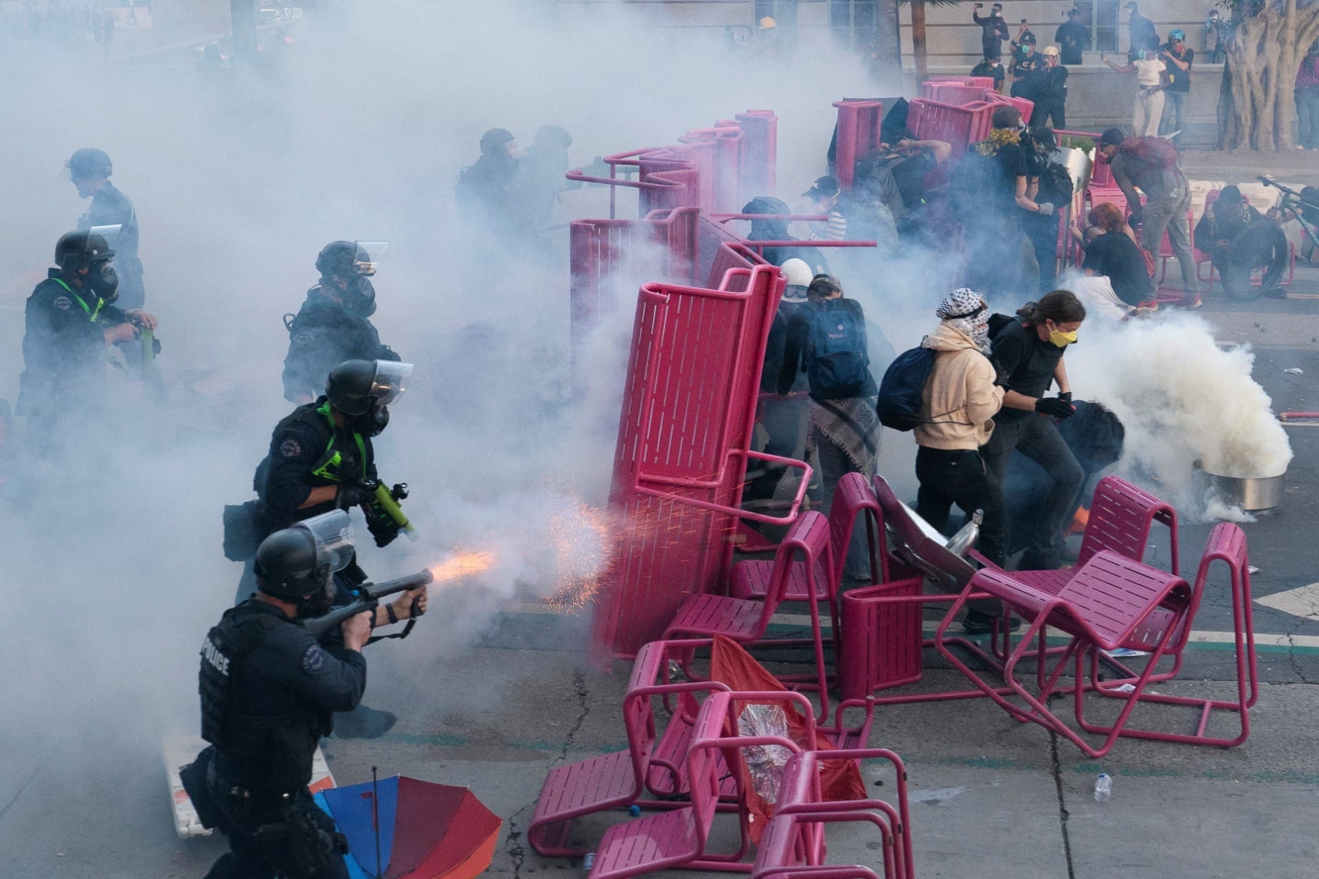 Los Angeles impõe toque de recolher, e protestos se espalham para outras cidades