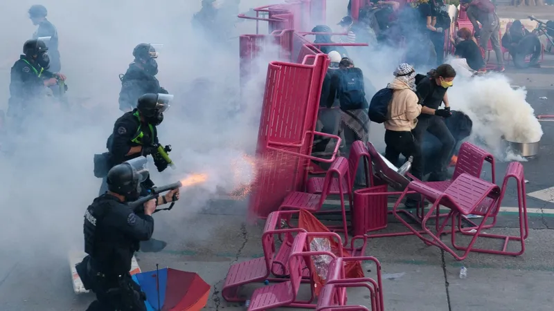 Trump envia fuzileiros navais para Los Angeles; protestos pró-imigrantes se  espalham pelos EUA | Band