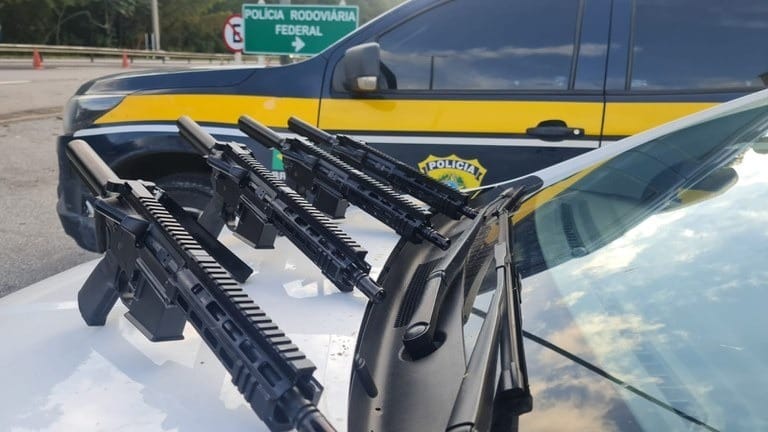 PRF apreende quatro fuzis em carro abandonado na BR-040, em Três Rios