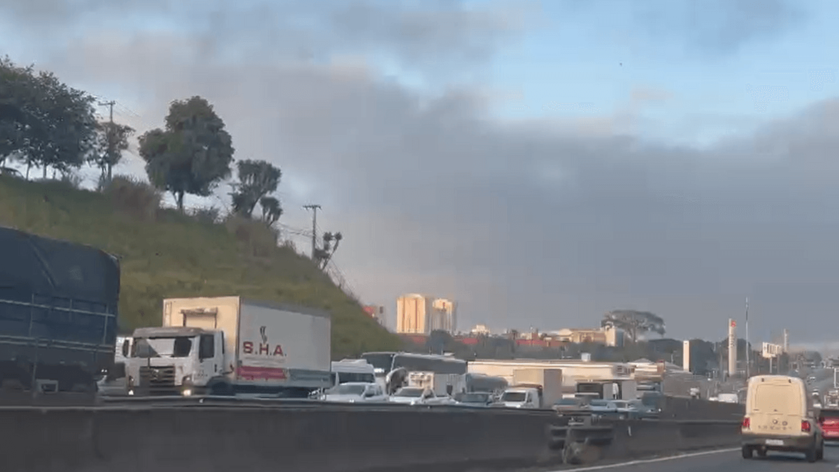 Caos na Dutra: acidente causa mais de 6 km de congestionamento e interdita faixa da via em SJC