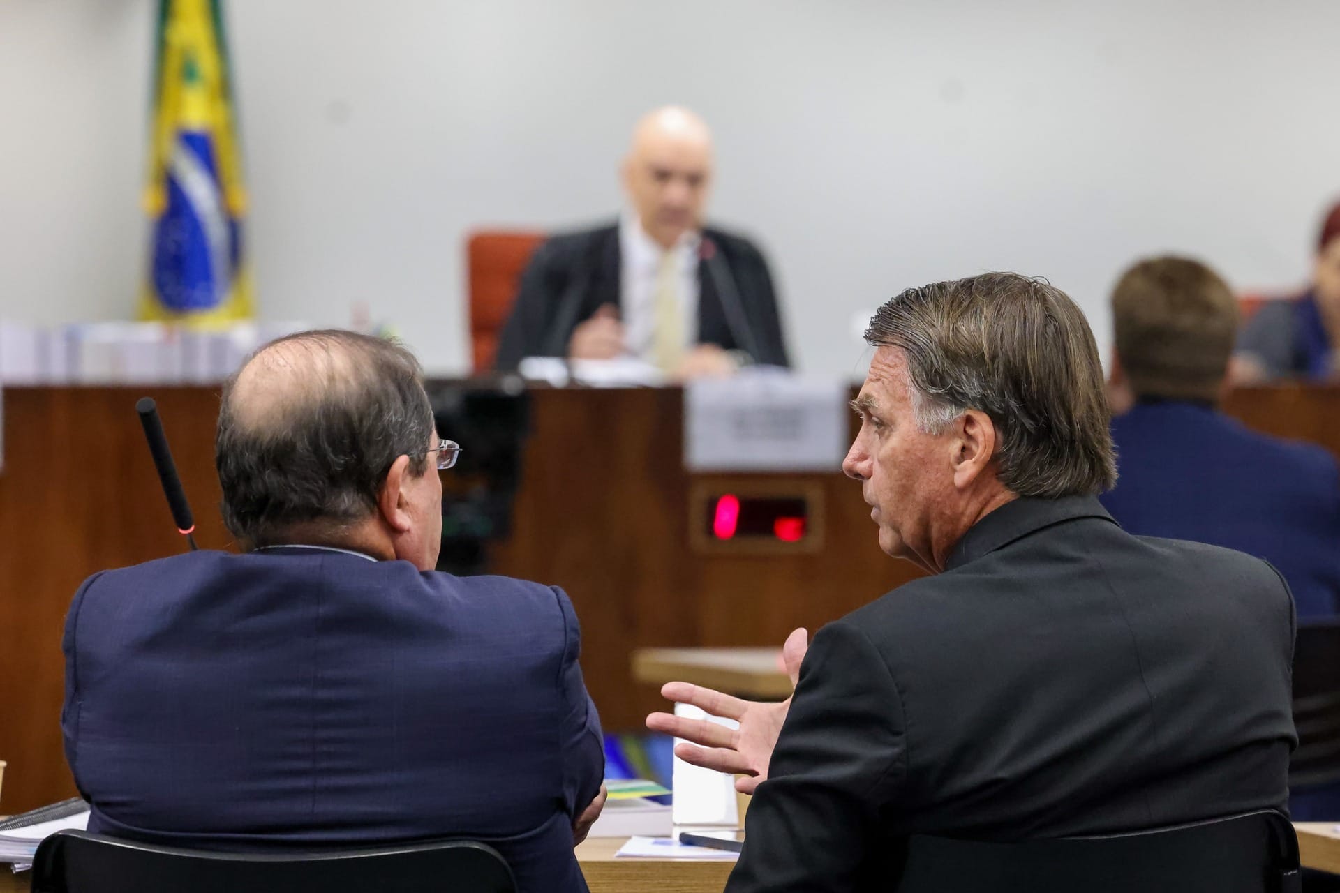 Mônica Bergamo: depoimento de Bolsonaro a Moraes decepciona aliados e seguidores