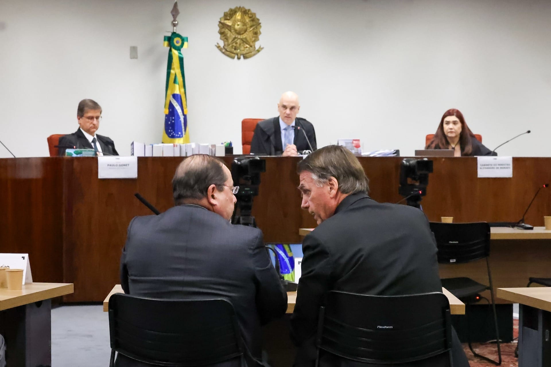 Trama golpista: Moraes e Dino votam para manter condenações de Bolsonaro e núcleo crucial