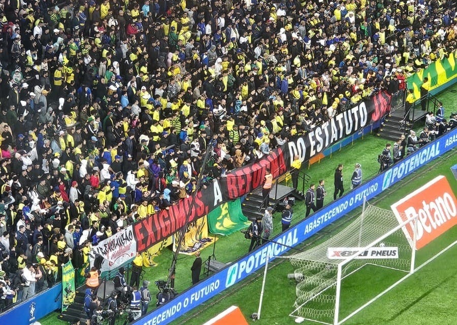 Corintianos protestam com faixa em jogo da Seleção, mas são detidos pela PM