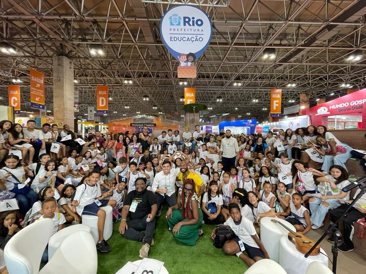 Bienal do Livro reúne obras que ajudam jovens a enfrentar desafios e completar coleções