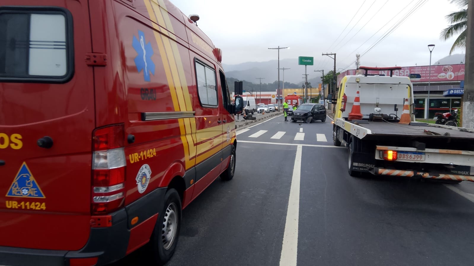 Duas pessoas ficam feridas após acidente entre carro e bicicleta em Caraguatatuba