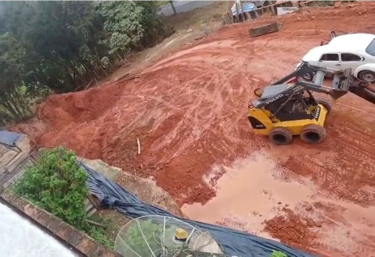 Homem é soterrado após deslizamento de terra em obra em Cunha
