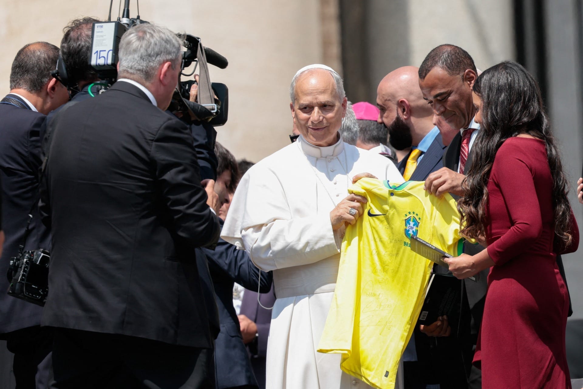 Papa Leão XIV recebe Cafu e ganha camisa da Seleção Brasileira no Vaticano
