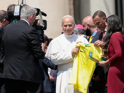 Papa Leão XIV recebe Cafu e ganha camisa da Seleção Brasileira no Vaticano