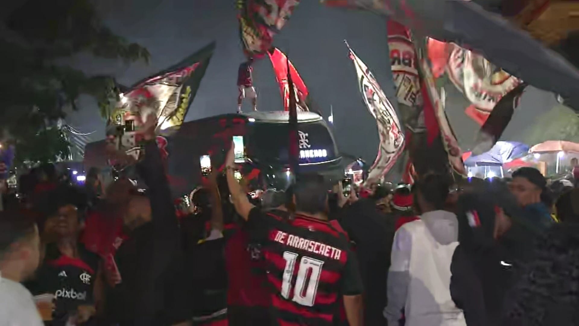 Embarque do Flamengo para a Copa do Mundo de Clubes tem confusão e protesto contra Gerson