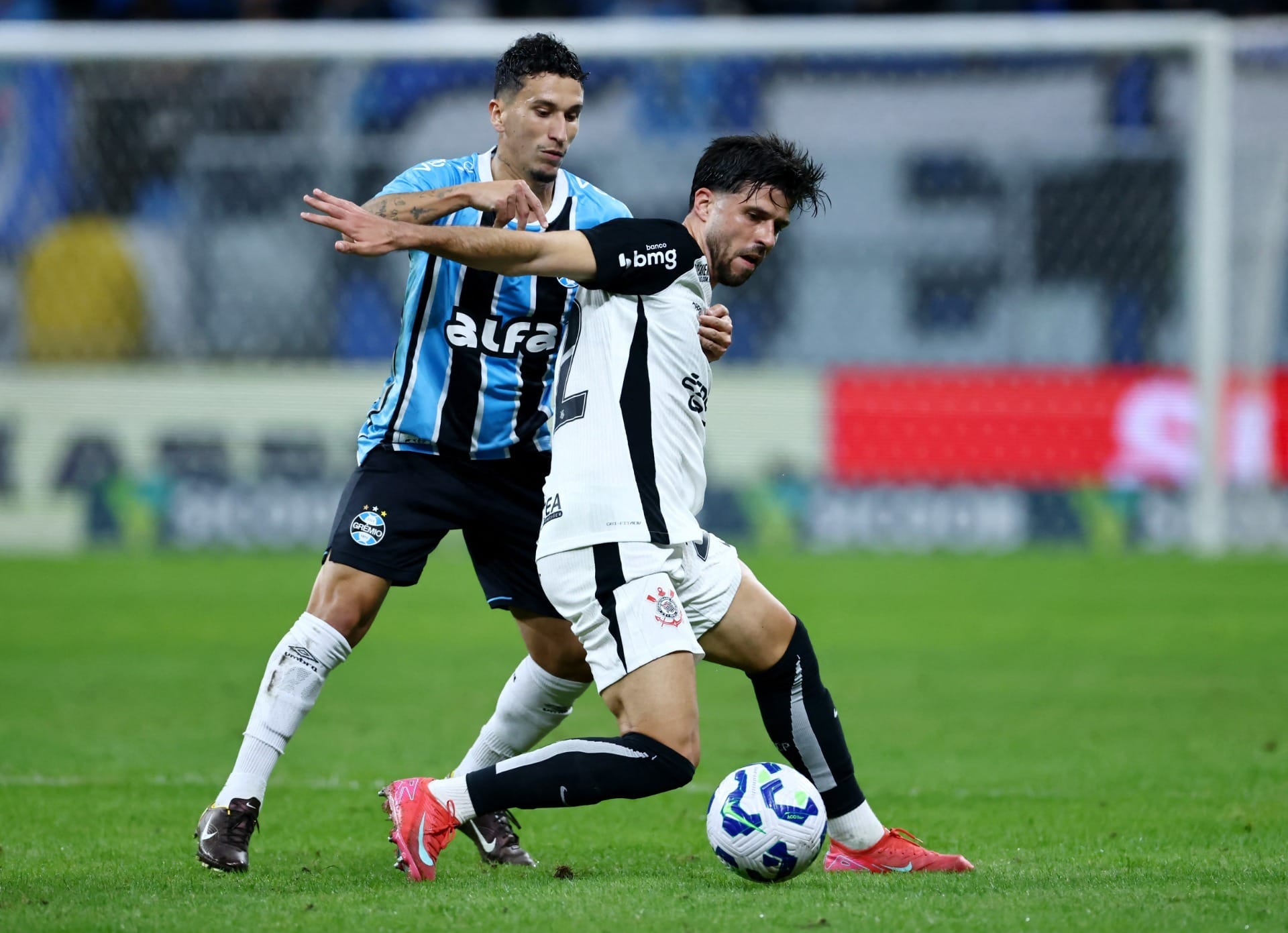 Corinthians e Grêmio empatam pelo Brasileirão em noite de jovens protagonistas
