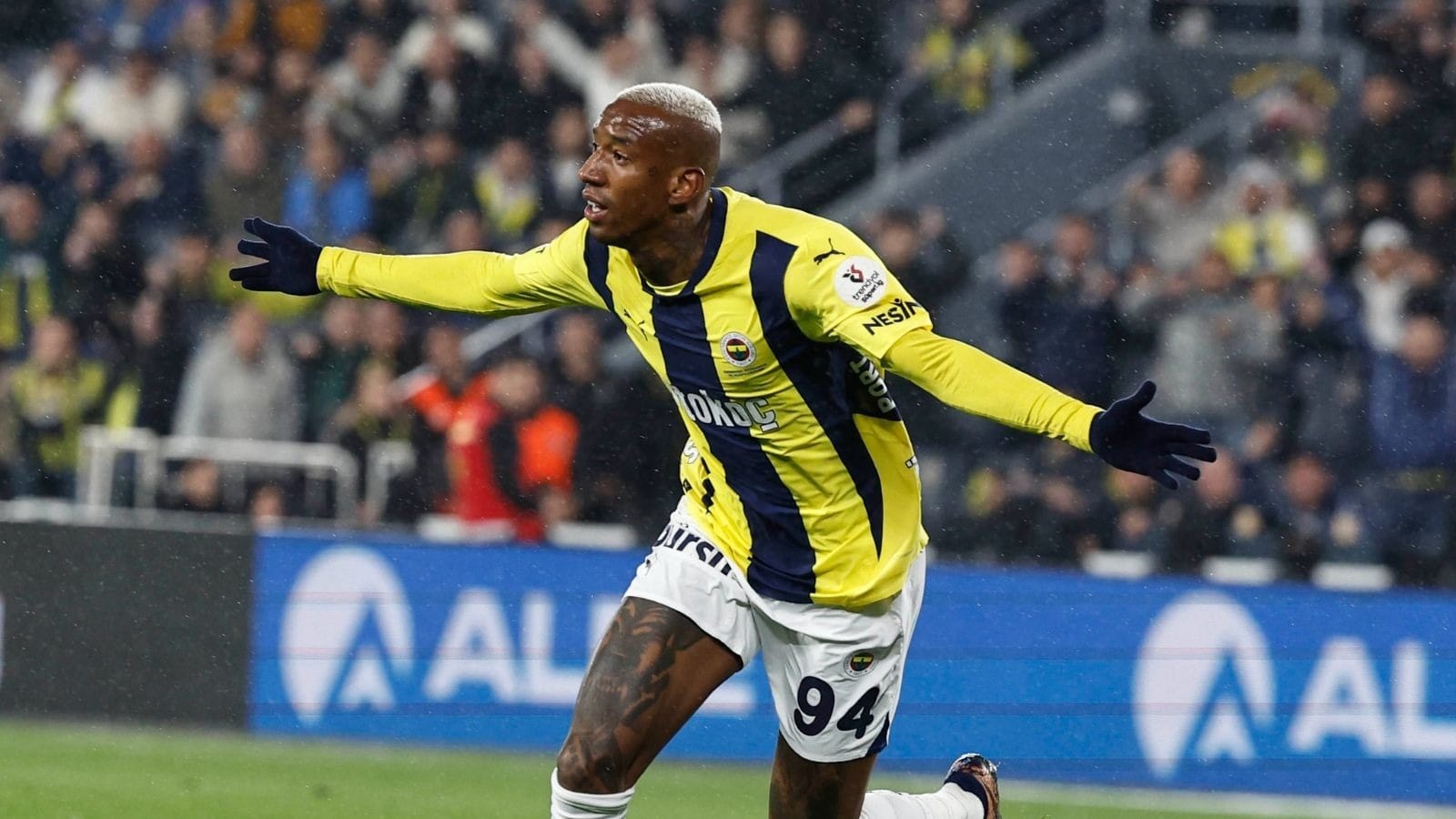 Talisca revela expectativa em ser convocado para a Seleção: "Tenho números espetaculares"