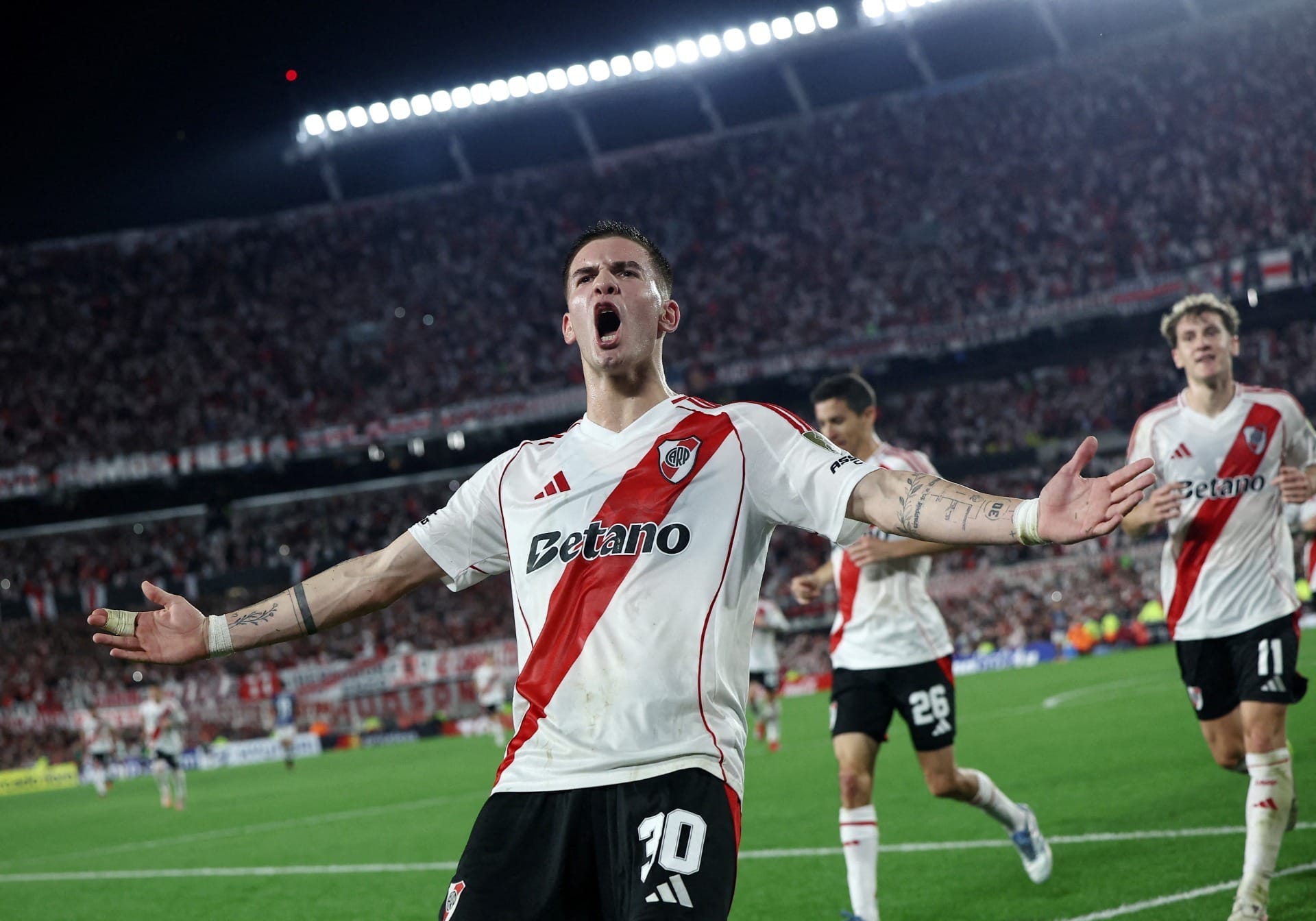 Real Madrid anuncia compra de joia do River e argentino protagoniza maior transferência do país