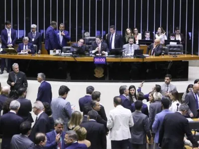 Disputa pela anistia esquenta em Brasília após julgamento de Bolsonaro; Tarcísio evita desgaste