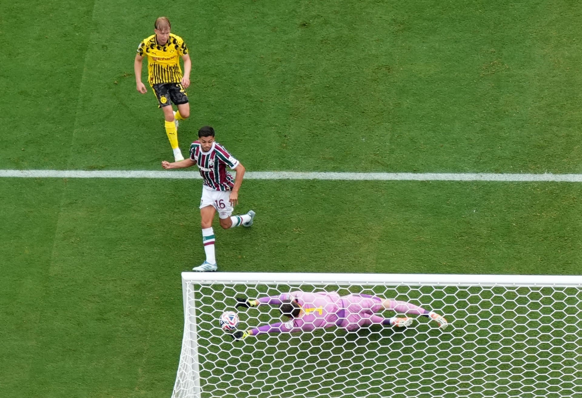 Fluminense domina Dortmund, perde gols e empata na estreia da Copa de Clubes