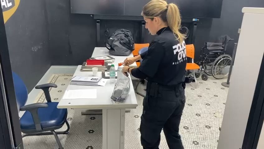 Quentinhas adulteradas eram usadas para entregar drogas e celulares em presídios do RJ