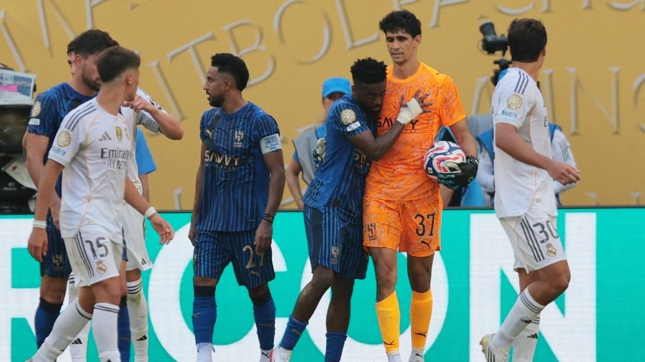 De laranja, o goleiro Yassine Bounou durante partida do Al-Hilal