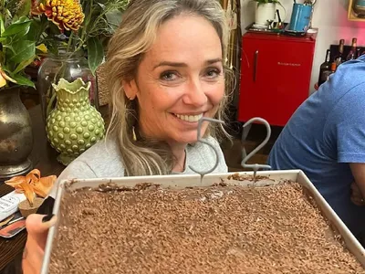 Bolo de brigadeiro de café com conhaque é receita do aniversário da chef Carole Crema; aprenda