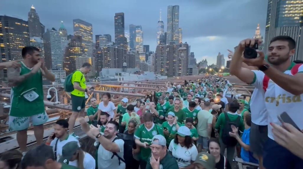 Torcida do Palmeiras faz festa na Ponte do Brooklyn antes de 2º jogo na Copa do Mundo