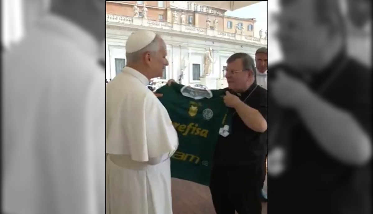 Papa Leão XIV recebe camisa do Palmeiras e torcedores comentam: 'Falsificada'
