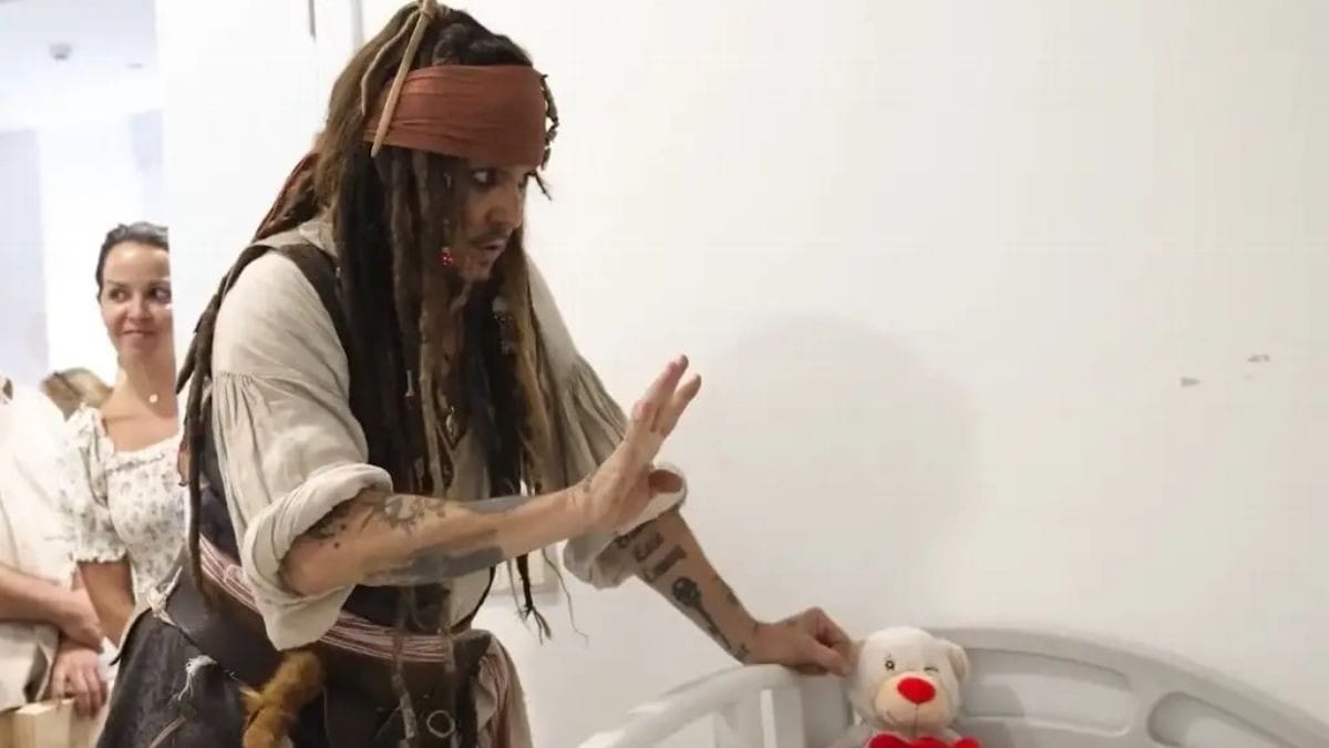 Johnny Depp se veste como Jack Sparrow em visita a Hospital Infantil