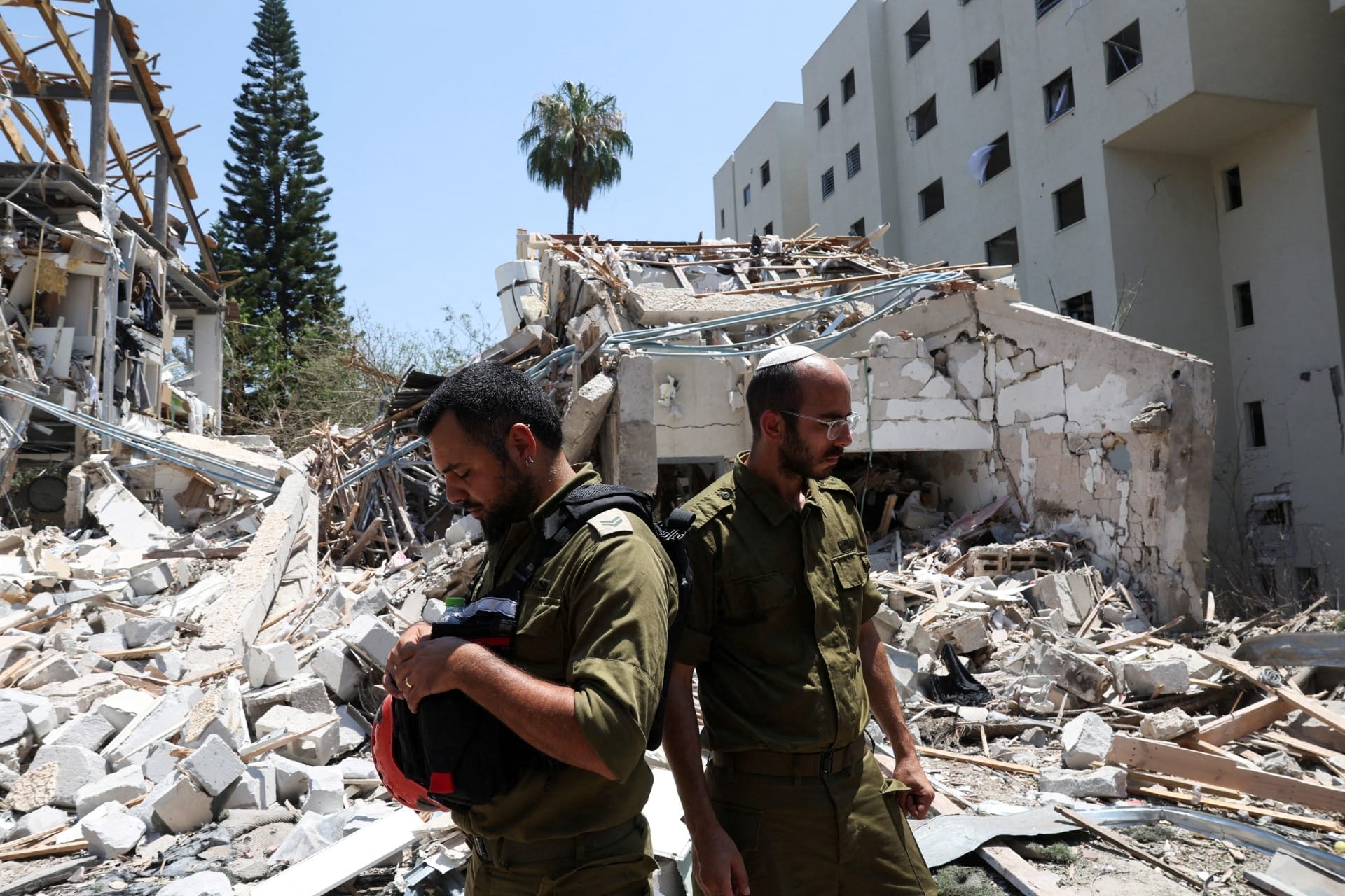 Membros das forças israelenses trabalham em um local de impacto após um ataque com mísseis do Irã contra Israel, em Tel Aviv | Foto: Violeta Santos Moura/Reuters