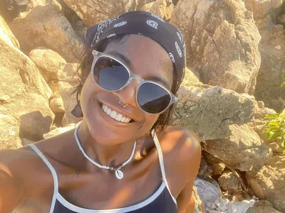 Causa da morte de brasileira que caiu em vulcão na Indonésia ainda é “incógnita”, diz legista