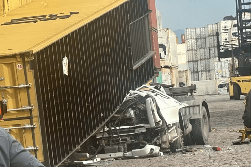 Caminhoneiro morre após ser esmagado por contêiner no litoral de São Paulo