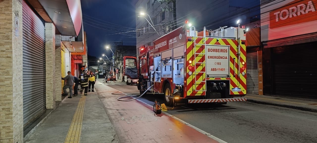 Fritadeira causa incêndio e mobiliza Corpo de Bombeiros em pastelaria de Caraguatatuba