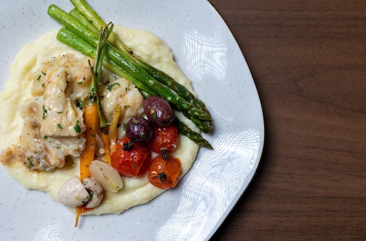 Bacalhau a portuguesa com purê de batatas, legumes grelhados e molho beurre blanc | Band Receitas