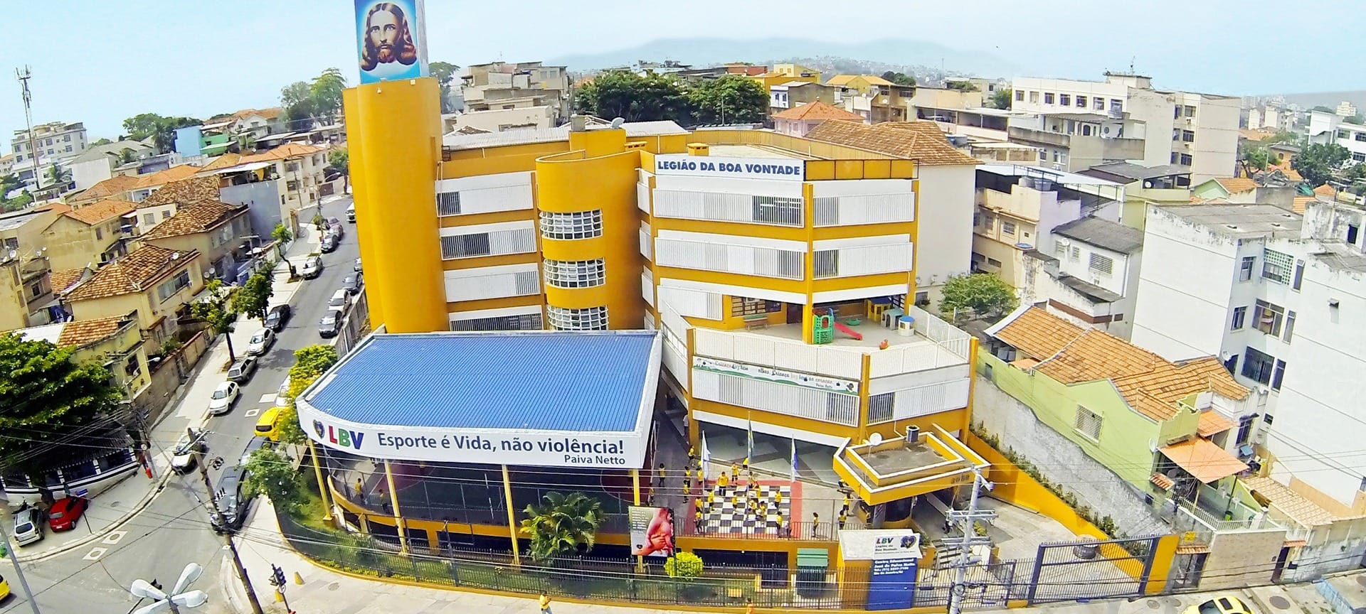 Quadro de saúde da adolescente baleada dentro da escola em Del Castilho é estável