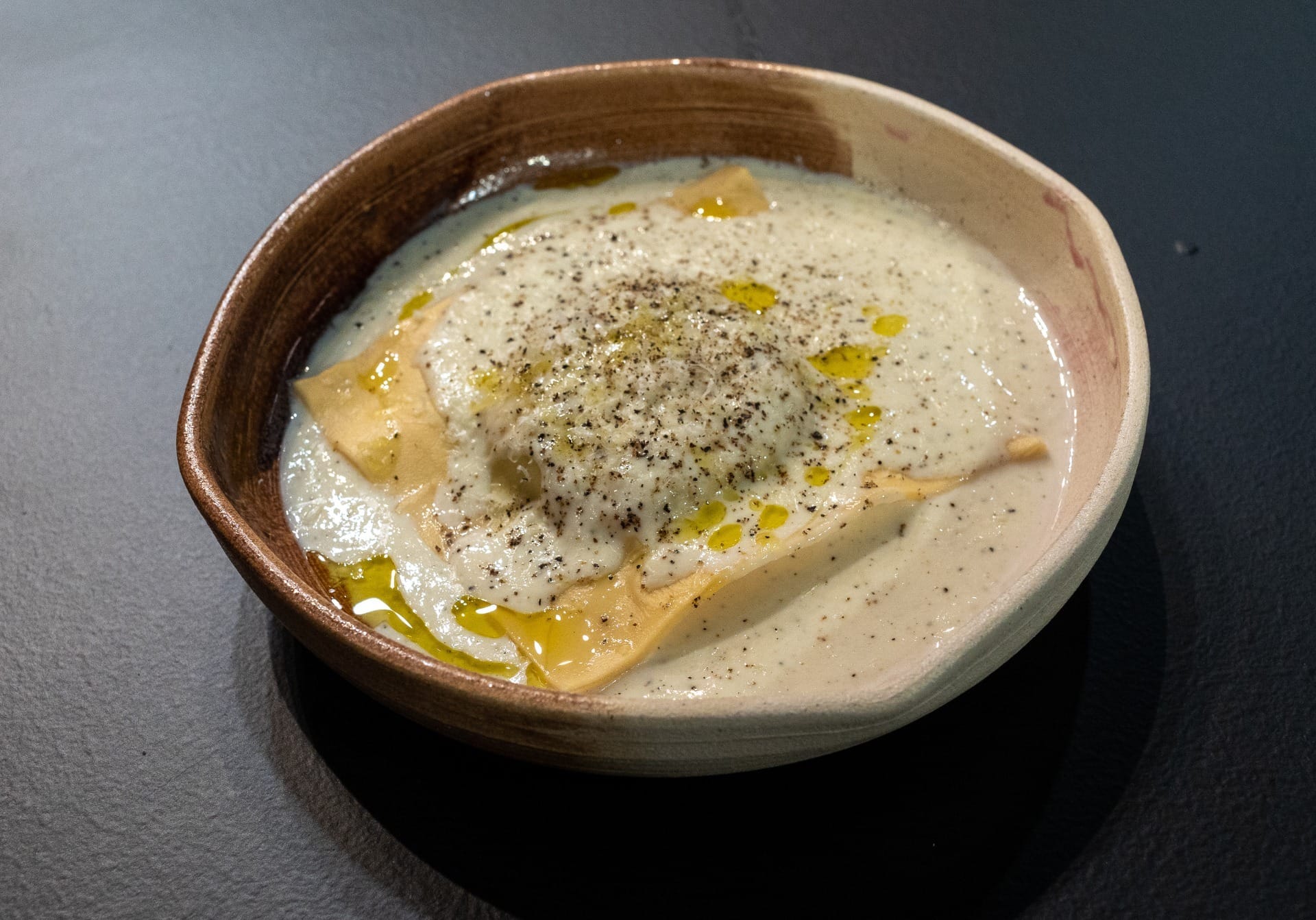 Raviolone de gema com fonduta de parmesão | Band Receitas