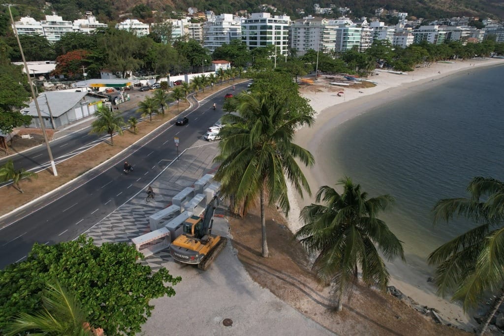Frequentadores de praia em Niterói alertam riscos de acidentes com alunos de canoagem