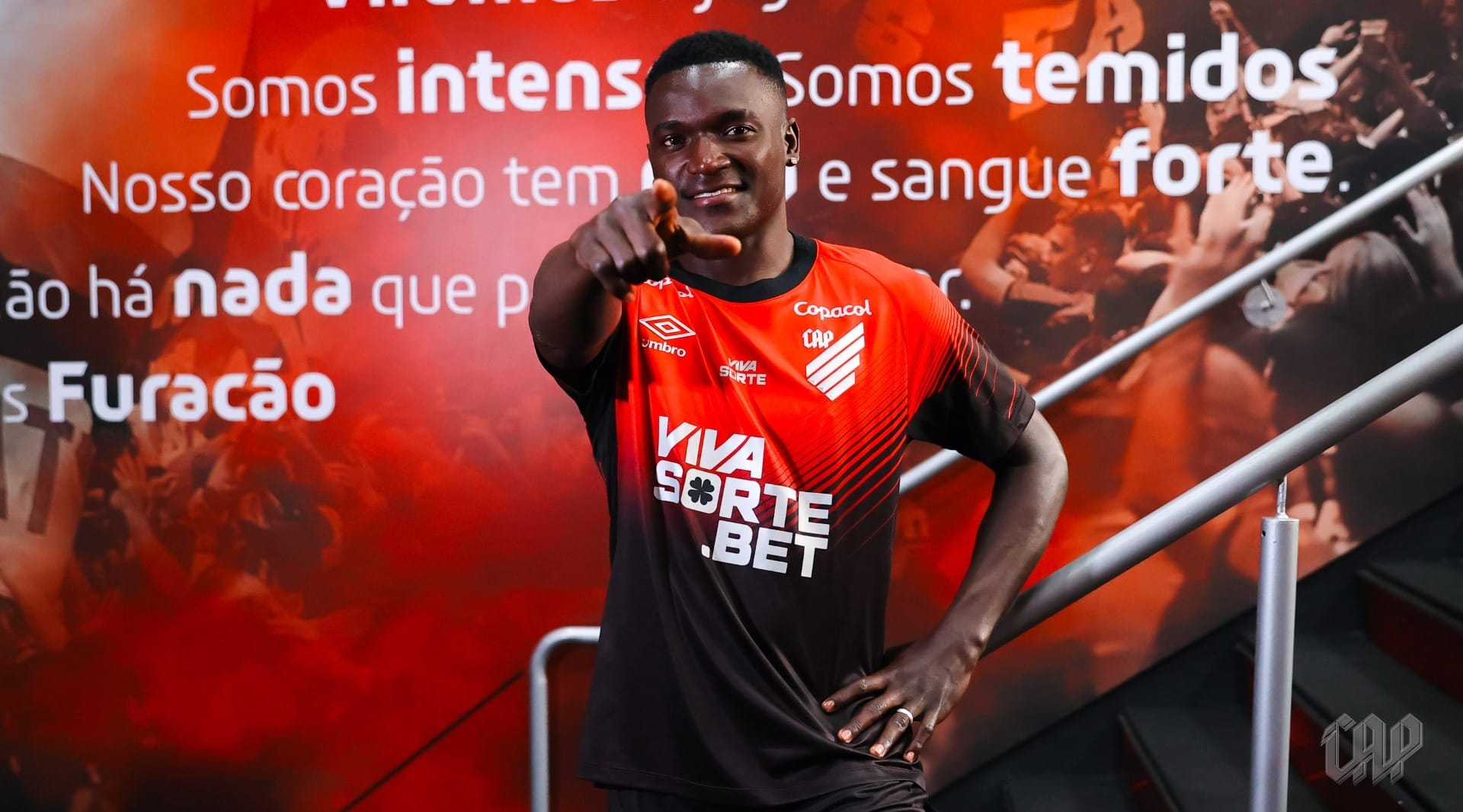 Athletico anuncia contratação do atacante colombiano Kevin Viveros