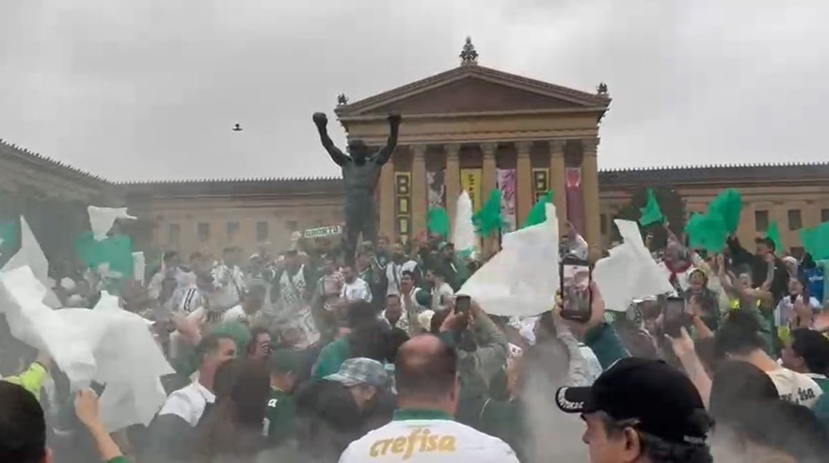 Torcida do Palmeiras faz festa perto da estátua de "Rocky Balboa", na Filadélfia