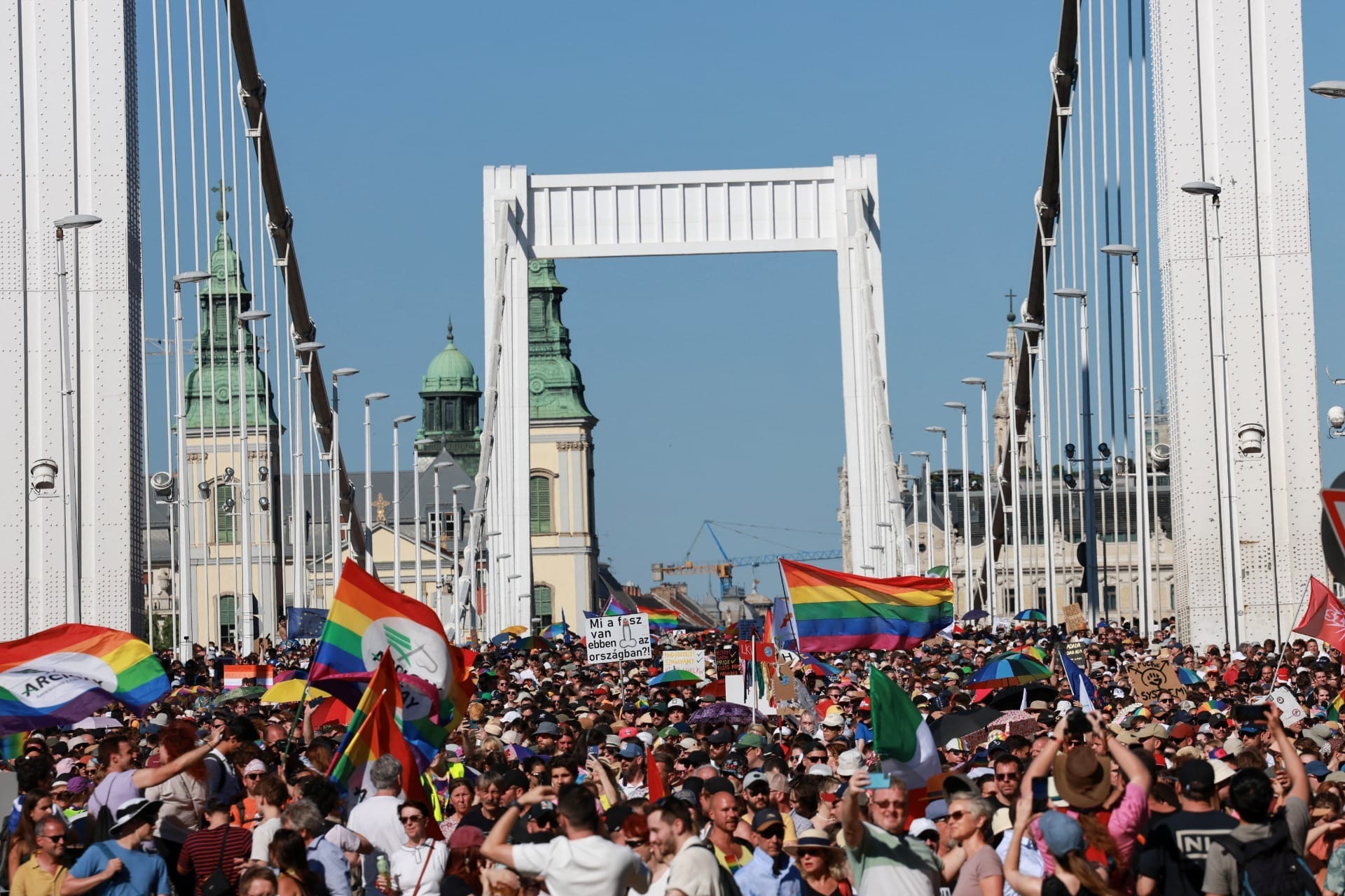 Parada LGBT+ lota ruas de Budapeste apesar de proibição de marchas do tipo na Hungria