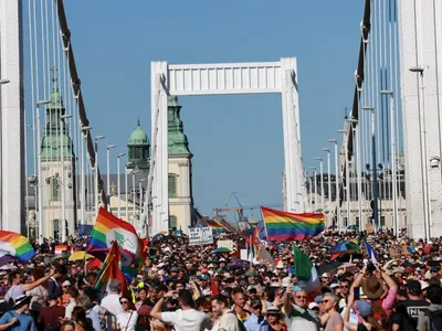 Parada LGBT+ lota ruas de Budapeste apesar de proibição de marchas do tipo na Hungria
